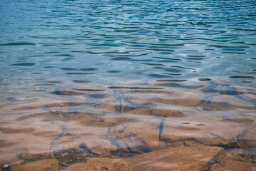 湖に沈む岩とグラデーション