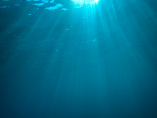 The sun shines through water, casting mottled light and shadow, intertwined with countless bubbles...