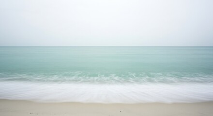 静かな波穏やかな海 柔らかな光に包まれた砂浜. AI Generated