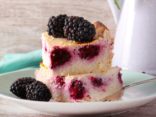 Cottage cheese cake with blackberry, sliced