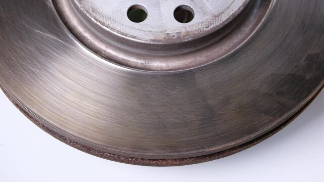 Abgenutzte Auto Bremsscheibe, Verschlei&szlig; von Bremsen Verschlei&szlig;teilen durch Metall Abrieb, Wartungskosten f&uuml;r Bremsen Reparaturen in der Garage entstehen bei l&auml;ngerer Lebensdauer von Fahrzeugen