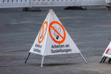 Ein dreiseitiges Warnschild auf einer Baustelle am Rathenauplatz in Nürnberg weist mit dem Hinweis...