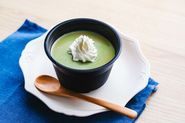 ホイップをのせた抹茶プリン