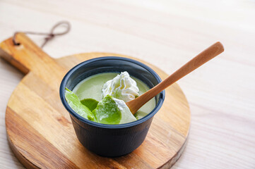 ホイップをのせた抹茶プリン