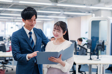 オフィスで先輩に相談をする若い女性