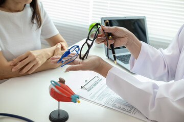 Obraz premium The ophthalmologist lets the patient choose the eyeglass frames that fit their face and sends them to the lens cutting department to cut the lenses and put them in the eyeglass frames for the customer