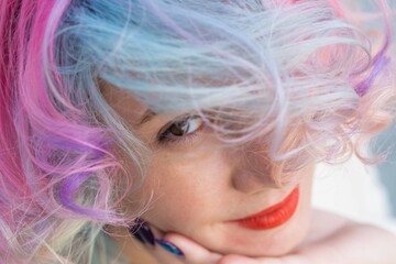 Naklejka premium Close-up portrait of Caucasian woman with multi-colored hairstyle. 