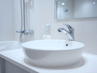 清潔感あふれる白い洗面ボウルとクローム蛇口の洗面所