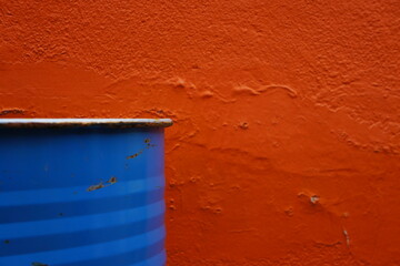 Tonneau bleu sur fond orange – composition minimaliste et contraste complémentaire