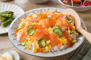 【サーモンのちらし寿司】たっぷりのサーモンとイクラが嬉しいチラシ寿司です。