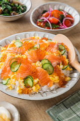 【サーモンのちらし寿司】たっぷりのサーモンとイクラが嬉しいチラシ寿司です。