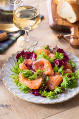 【サーモンとわさび菜のサラダ】サーモンとわさび菜とトレビス。味付けは塩と胡椒とオリーブオイル。シンプルだけど見た目も味も満足できるサラダ。