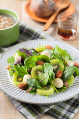 【キウイとモッツァレラチーズのベビーリーフサラダ】食べやすいサイズで色々な味わいが楽しめるベビーリーフ。キウイとモッツァレラチーズ・アーモンドとあわせました。アップルビネガーと蜂蜜のドレッシングで爽やかに楽しむ朝のサラダです。