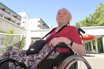 frau im rollstuhl