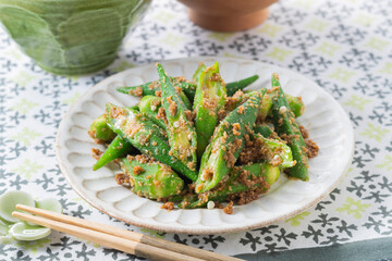 【オクラの胡麻和え】夏はオクラの美味しい季節。オクラのシャキシャキとネバネバ食感に香ばしい胡麻の香りが良く合います。