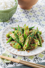 【オクラの胡麻和え】夏はオクラの美味しい季節。オクラのシャキシャキとネバネバ食感に香ばしい胡麻の香りが良く合います。