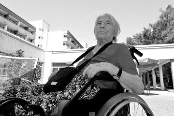frau im rollstuhl