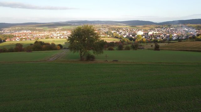 Luftaufnahme &uuml;ber ein Feld in der Kleinstadt Neu-Anspach, Rod am Berg im Taunus, Hochtaunuskreis, Hessen, Deutschland 
