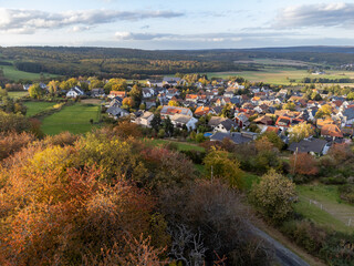 Luftaufnahme &uuml;ber ein Feld in der Kleinstadt Neu-Anspach, Rod am Berg im Taunus, Hochtaunuskreis, Hessen, Deutschland 
