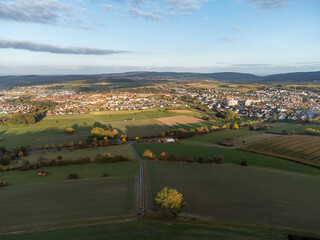 Luftaufnahme &uuml;ber ein Feld in der Kleinstadt Neu-Anspach, Rod am Berg im Taunus, Hochtaunuskreis, Hessen, Deutschland 
