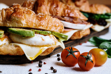 sandwich with eggs, abocado and pepper