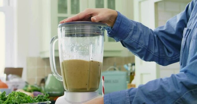 Close-up video of a blender making a smoothie with a blurred background and in optimal conditions