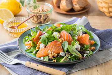 【サーモンとカッテージチーズのベビーリーフサラダ】食べやすいサイズで色々な味わいが楽しめるベビーリーフ。サーモンとカッテージチーズ・胡桃とあわせました。レモンと蜂蜜・白ワインビネガーのドレッシングで爽やかに楽しむ朝のサラダです。