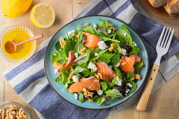 【サーモンとカッテージチーズのベビーリーフサラダ】食べやすいサイズで色々な味わいが楽しめるベビーリーフ。サーモンとカッテージチーズ・胡桃とあわせました。レモンと蜂蜜・白ワインビネガーのドレッシングで爽やかに楽しむ朝のサラダです。