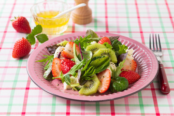 【苺とベビーリーフのサラダ】食べやすいサイズで色々な味わいが楽しめるベビーリーフ。苺とキウイ・モッツァレラチーズとあわせました。白ワインビネガーと蜂蜜のドレッシングで爽やかに楽しむ春のサラダです。