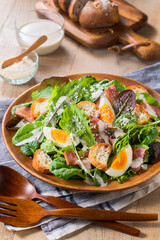 【ベビーリーフのシーザーサラダ】ベビーリーフで作ったシーザーサラダです。一度にいろいろな種類の野菜を楽しめるベビーリーフ。カロリーを抑えながら食べ応え満点のボリューム感。味わいの変化も楽しいベビーリーフの料理です。