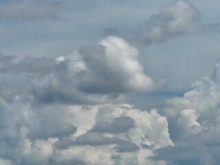 Obraz premium Towering cumulus cloud formation rising against a bright blue sky on a clear day