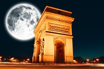 Fototapeta premium Large moon over arc de triomph