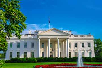 Obraz premium White House in Washington DC. American presidents residence. Iconic White House building. Federal government. The White House and American flag. Historic White House architecture.