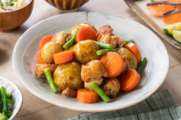 【肉じゃが】人気おかず定番の肉じゃが。コロコロ小さな新ジャガ。食べやすい大きさの鶏肉・ニンジン・インゲン。ほっこり優しい旨味の嬉しい鶏じゃがです。