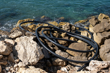 Tuberías entre las piedras y el mar