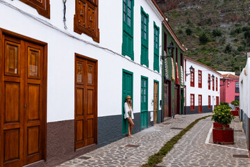 Tourist enjoying colorful colonial architecture in la gomera, canary islands, spain