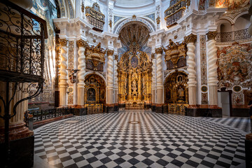 Sevilla, España. 1 de julio de 2025. Las amplias calles arboladas cerca del centro histórico de...