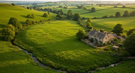 Obraz premium Scenic rolling hills with a farmhouse