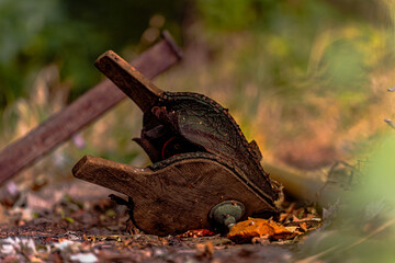 Ein alter Blasebalg, gezeichnet von den Spuren der Zeit. Rissiges Leder, verblasstes Holz – Letzte vergangener Tage inmitten eines Lost Places.
So still – und doch spricht jeder Kratzer, jede Falte vo