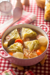 【キャベツの丸ごとポトフ】冬キャベツを丸ごと洋風だしでコトコト煮込みました。自然な甘みと風味が嬉しい料理。