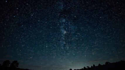 Obraz premium 山の向こうに見える星空、夜景