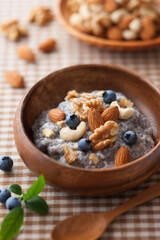 【チアシードココナッツプディング】オメガ3脂肪酸・必須アミノ酸を摂取できるチアシード。ココナッツミルクと蜂蜜に混ぜプルプル食感を楽しみます。