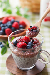 【チアシードプディング / 苺＆ココナッツ】オメガ3脂肪酸・必須アミノ酸を摂取できるチアシード。ココナッツミルクと蜂蜜に混ぜプルプル食感を楽しみます。