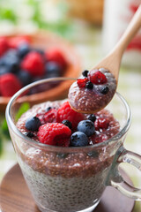 【チアシードプディング / 苺＆ココナッツ】オメガ3脂肪酸・必須アミノ酸を摂取できるチアシード。ココナッツミルクと蜂蜜に混ぜプルプル食感を楽しみます。