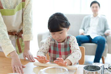 お菓子を作る家族