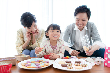 お菓子を作る家族