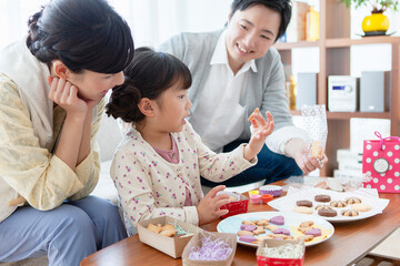 お菓子を作る家族