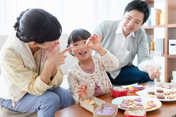 お菓子を作る家族