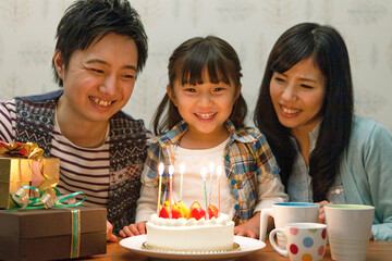 誕生日を祝う家族