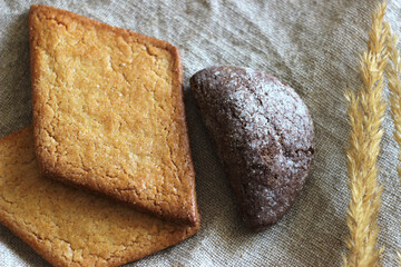 The cookies are lying on a towel on the table, with dry grass nearby.